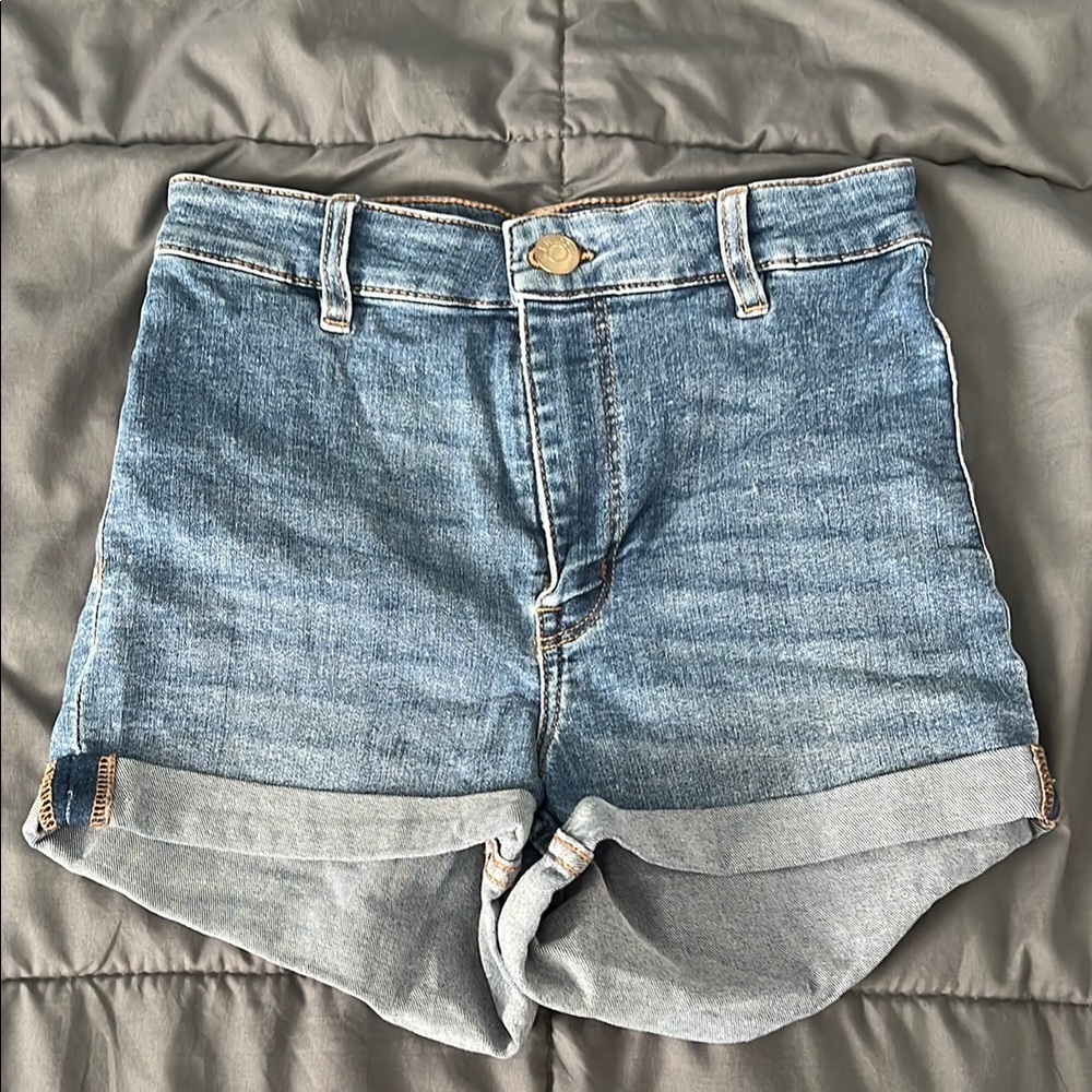 H&M Medium Wash Denim Shorts Size 4